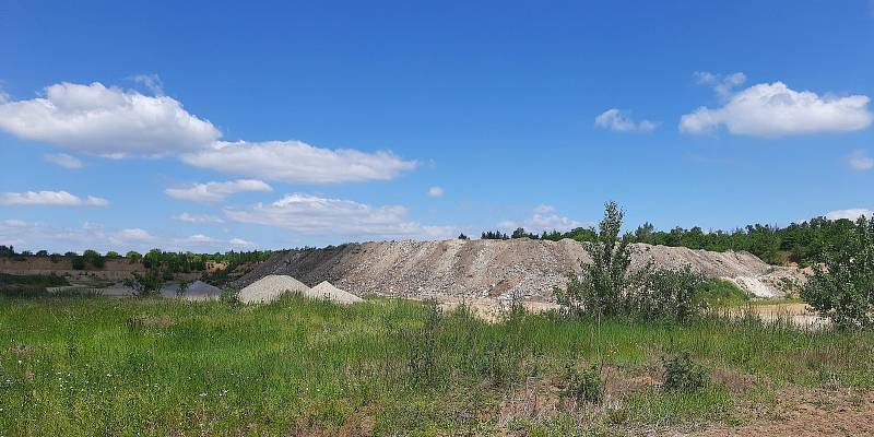 V bývalé pískovně v Božicích na Znojemsku má vyrůst skládka odpadu, místní se bojí o kontaminaci podzemních vod.