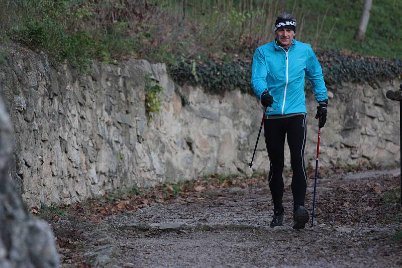 Chodec Janek Vajčner chtěl podpořit znojemskou nemocnici. Během soboty nachodil ve znojemských Karolininých sadech bezmála 60 kilometrů.