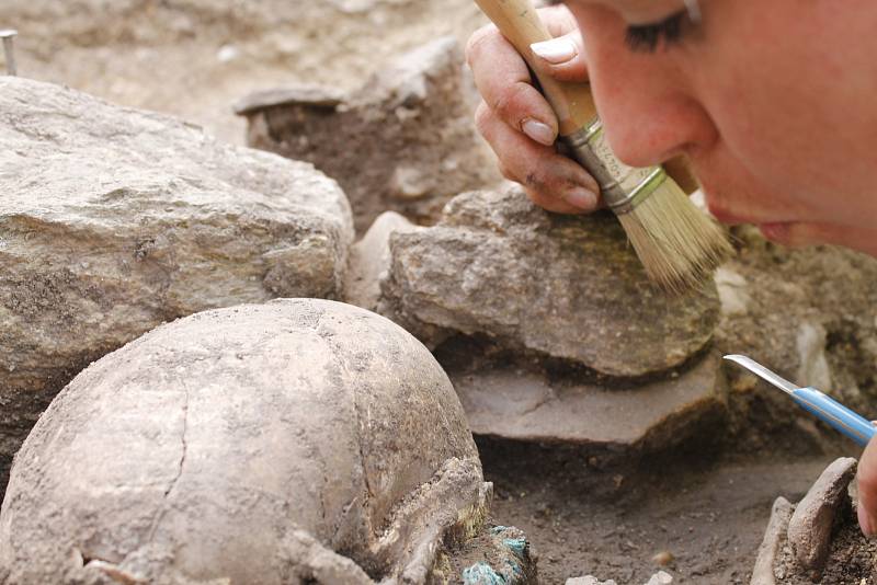 Kosterní pozůstatky patrně ze starší doby bronzové odhalili v červenci archeologové při opravách Divišova náměstí ve Znojmě.