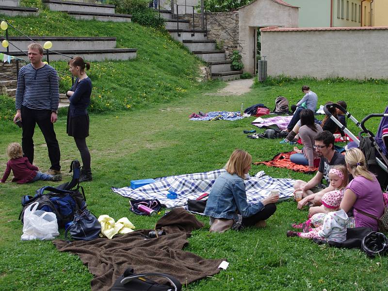 K třetí znojemské férové snídani se sešly asi dvě desítky lidí v Dolním parku.