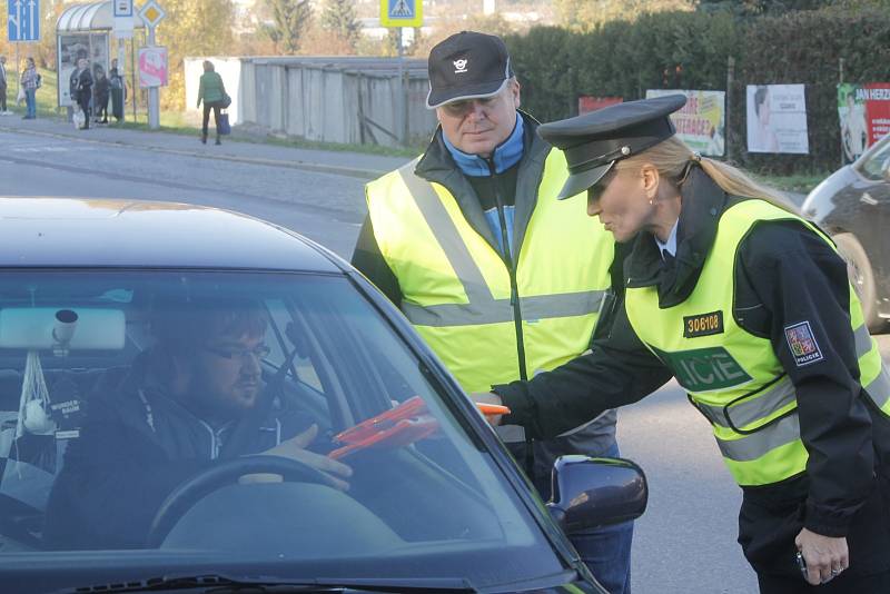 Na povinnost mít od 1. listopadu obuté zimní pneumatiky, ale také na čistotu registračních značek a funkčnost osvětlení auta v zimním období, upozorňovali v pondělí znojemští policisté.