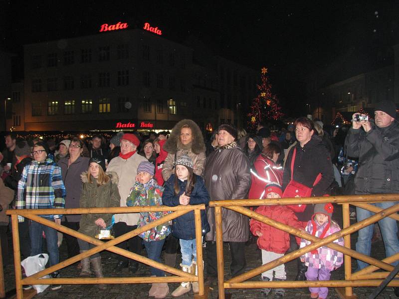 Na znojemském Horním náměstí se sešlo na dvě stě lidí.