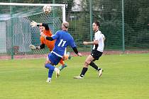 Fotbalisté Dobšic (bílí) přivítali v okresním derby 1. A třídy skupiny A  tým Moravského Krumlova, kterému podlehli 0:2.