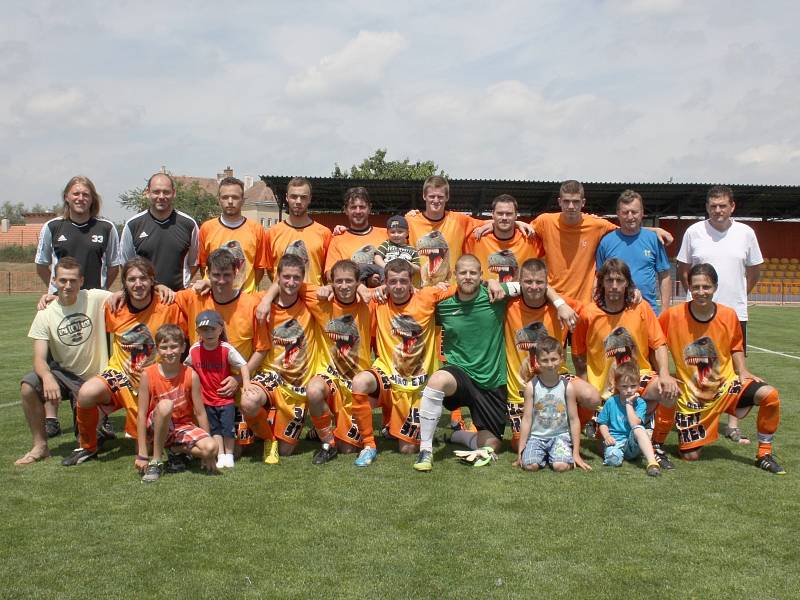 Fotbalisté IE Znojmo (v oranžovém) porazili vedoucí celek krajského přeboru Blansko 2:0.