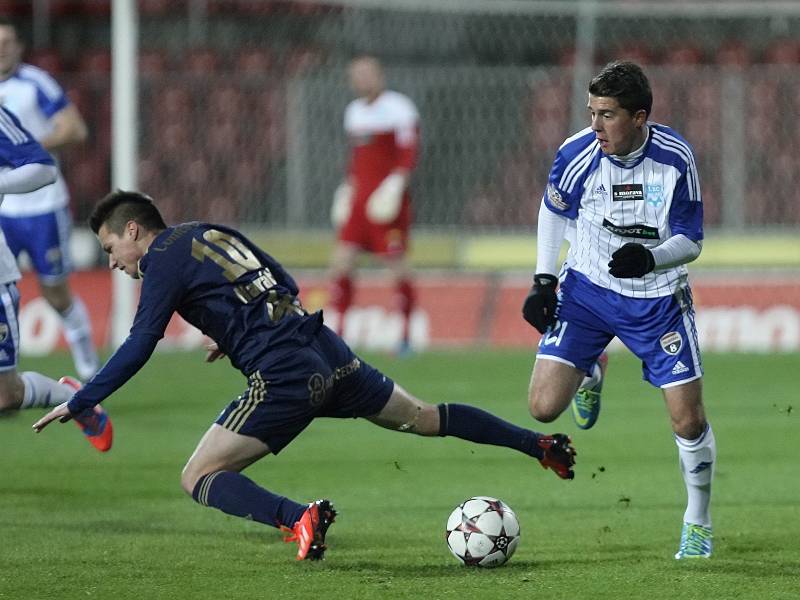 Znojemští fotbalisté (v bílém) porazili v Brně Olomouc 2:1.