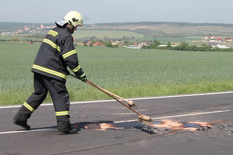 Dopravu na silnici ze Znojma na Hatě zkomplikovala srážka tří osobních aut v prostoru hlavní silnice a odbočky na letiště.