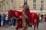 Druhým dnem vrcholil v sobotu program Znojemského historického vinobraní. K nejoblíbenějším částem tradičně patřil odpolední průvod s českým králem Janem Lucemburským a jeho chotí Eliškou a historická scéna na Masarykově náměstí.