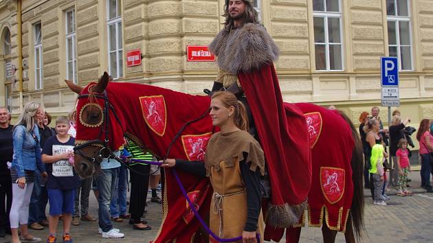 Druhým dnem vrcholil v sobotu program Znojemského historického vinobraní. K nejoblíbenějším částem tradičně patřil odpolední průvod s českým králem Janem Lucemburským a jeho chotí Eliškou a historická scéna na Masarykově náměstí.