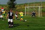 Lesoničtí fotbalisté (v modrém) sehráli druhou zářijovou neděli derby B-skupiny IV. třídy na hřišti sousedních Petrovic. Na zápas, v němž nakonec hosté padli 1:2, vyrazili dálkovým autobusem.