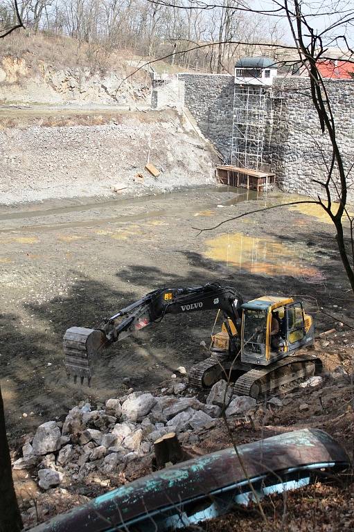 Čištění jevišovické přehrady pokračuje v těchto dnech opravou zpevňujících zdí i samotné hráze. Hotovo má být do konce dubna.