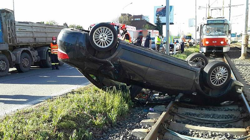 Převrácené auto v kolejišti tramvajové trati v květnu ve Vídeňské ulici v Brně.