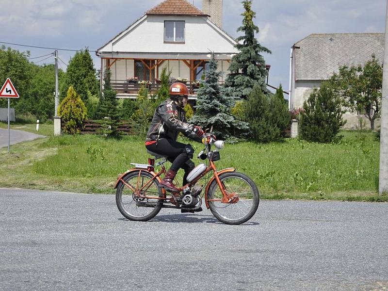 Největší kulturní a sportovní akcí ve vsi je sraz mopedistů. 