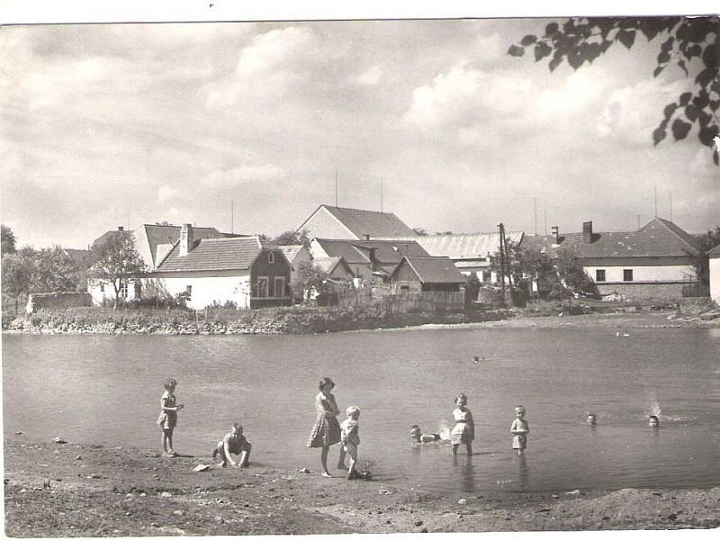 Dobové fotografie vesnice z roku 1955.