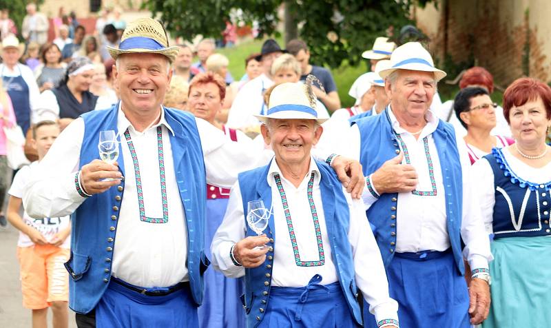 Slavnost Zarážení hory zažili v sobotu už potřetí obyvatelé Tasovic a pořáající Spolek vinařů svatého Klementa. Všude bylo plno vína, krojů a moravských písniček.