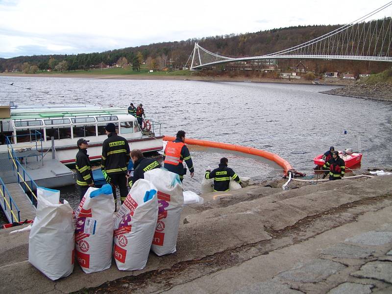 Ropné látky likvidovali hasiči z hladiny vranovské přehrady v místě asi sto metrů od hráze. Proud je odnášel i do Švýcarské zátoky.