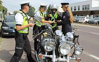 Policisté se ve Znojmě zaměřili na motorkáře. Upozorňovali je na vhodnost používání reflexních prvků, které jim také darovali. Byly to reflexní šle.