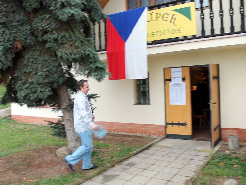 Velmi atraktivní volební místnost mají lidé v Popicích. V této příměstské části Znojma se už roky chodí volit do vinného sklípku U Sealsfielda. Sklenky s vínem by však volič na stole volební komise hledal marně.