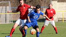 Fotbalisté Moravského Krumlova (v modrém) remizovali 1:1 v sobotním zápase krajského přeboru s Boskovicemi.