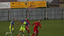 Fotbalisté divizních Tasovic ve středu na domácím pažitu porazili Lanžhot 2:1.