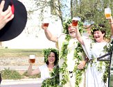 Krojovaná chasa, zpěvy, tance a spousta piva. Tak vypadaly Jevišovické pivní slavnosti a s nimi
spojené dožínky v minulých letech. 