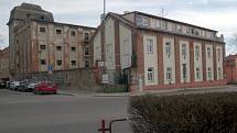 Rodinné domy kolem Kellerova mlýna ve Znojmě u Žižkova náměstí nechtějí ve svém vnitrobloku (obrázek vpravo) čtyřpodlažní bytový dům, který tam plánuje soukromá firma.