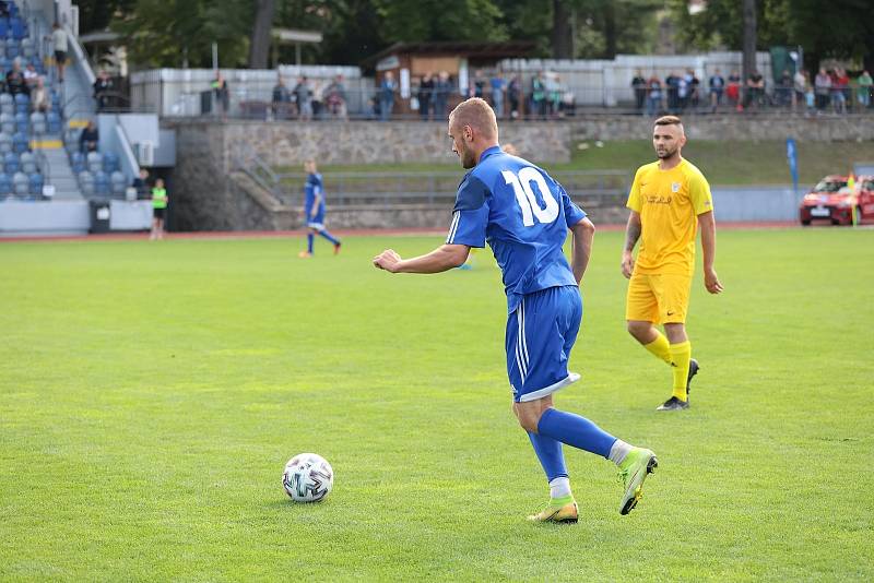 Druhý červnový pátek vyzvali v rámci finále okresního poháru fotbalisté Dobšic B (ve žlutém) celek Litobratřic, který porazili 4:1 a brali tak cennou trofej.