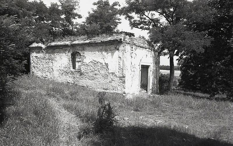 Popická kaple (historická fotografie z roku 1982).