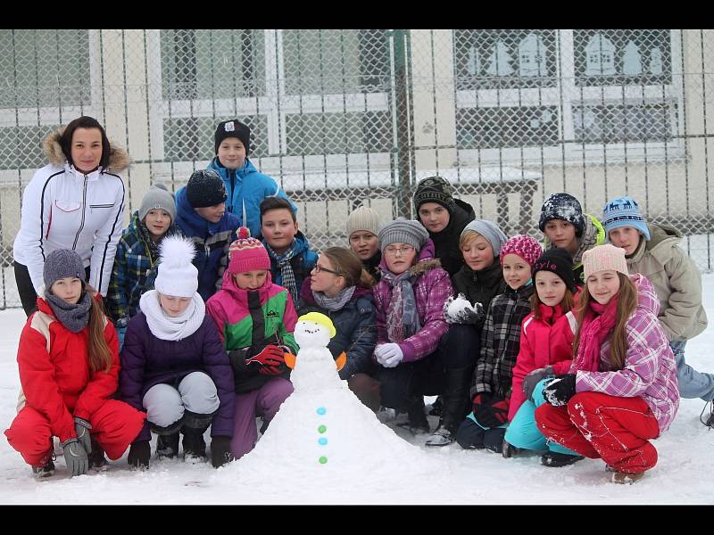 Žáci páté třídy ze znojemské základní školy v ulici Mládeže postavili sněhuláka. Připojili se k celorepublikové akci Sněhuláci pro Afriku.