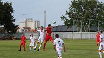 Fotbalisté Tasovic (v bílém) prohráli přípravné utkání na domácí půdě. Ve středu nestačili na Bohunice 2:3. Foto: František Šimík