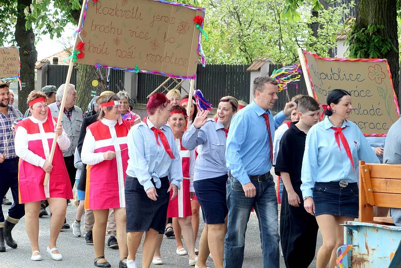 Obyvatelé Vratěnína oslavili 1. máj recesistickým průvodem po obci. Nechyběli esenbáci, pionýři, dojičky, družstevníci ani alegorické vozy.