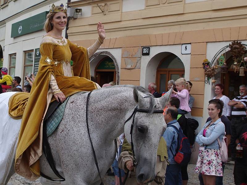 Znojmo slavilo tradiční historické vinobraní. Diváky zdraví královna Eliška Přemyslovna.