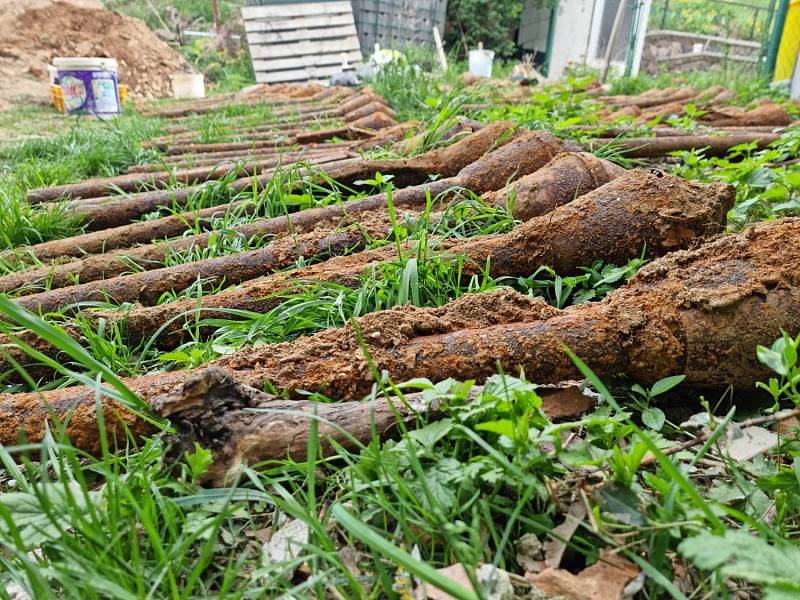 Několik tisíc kusů granátů a pancéřových pěstí našli dělníci při výkopových pracích na Znojemsku.