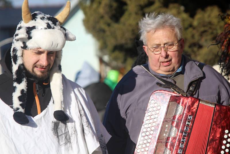 Maškary zvaly na večerní zábavu obyvatele Kuchařovic. 