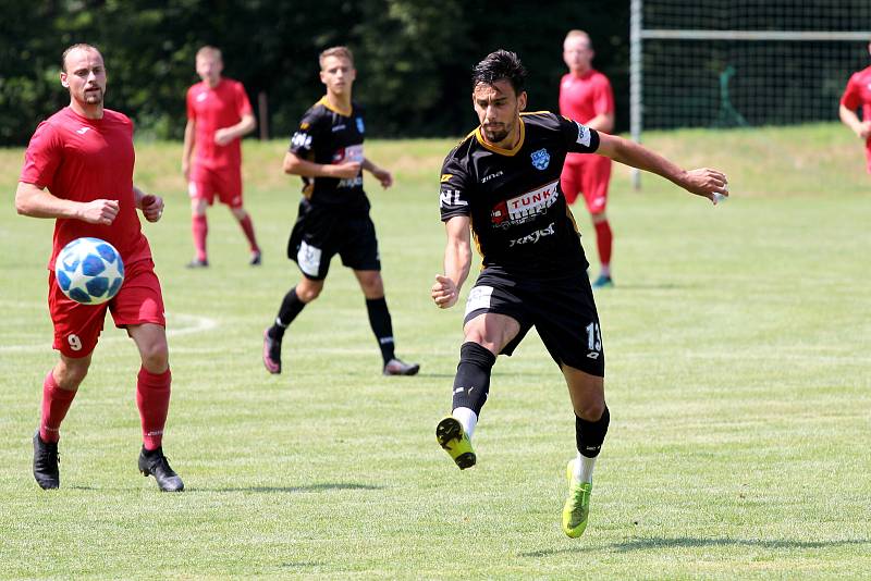 Fotbalisté třetiligového Znojma (v černém) sehráli v sobotu na hřišti v Břežanech přípravné utkání proti divizní Staré Říši.