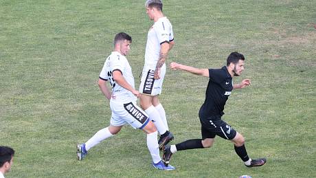 Fotbalisté Tasovic (v bílém) vyhráli 4:0 doma v rámci 23. kola divize D nad týmem Žďáru nad Sázavou.
