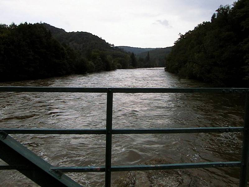 Povodeň, srpen 2002. Pohled z mostu Hardeg.