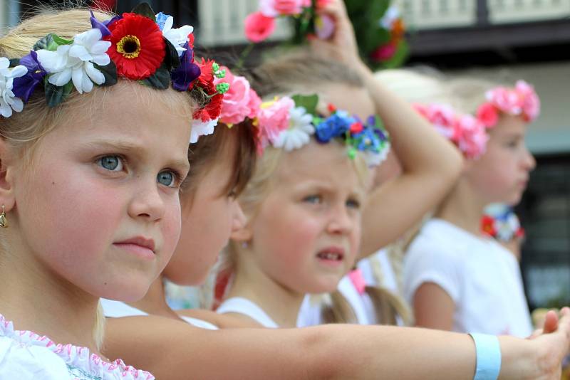 Krojovaná chasa, zpěvy, tance a spousta piva. Tak vypadaly v sobotním parném odpoledni letošní jevišovické dožínky.