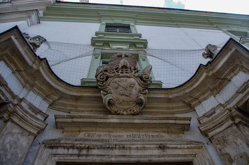Znojemský klášter dominikánů. Barokní portál nad vstupem.