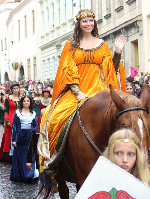 Velkolepou podívanou na Znojemském historickém vinobraní byl kostýmovaný průvod a historická scéna, která připomněla návštěvu krále Jana Lucemburského ve Znojmě.