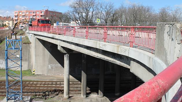 Oprava dvojice mostů komplikuje dopravu ve směru od Brna do centra Znojma.