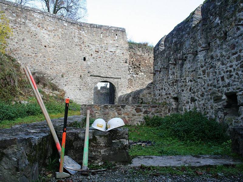 Začaly opravy zříceniny hradu Cornštejn. 