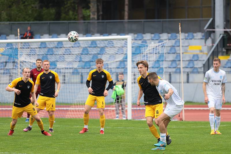 Znojemští fotbalisté (v bílém) schytali druhou květnovou neděli sedmičku od Hlučína v rámci 27. kola MSFL.