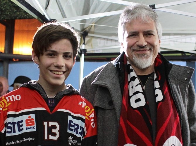 Rakušan Benjamin Wittman (vlevo) se svým otcem Franzem Brandlem fandí hokejovým Orlům více než tři roky.
