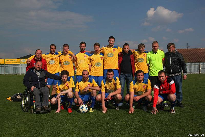 Úraz připoutal Zdeňka Macháčka (na snímku vlevo) z Tasovic na Znojemsku na invalidní vozík. Fotbal ale neopustil, mužstva trénuje i z vozíku.