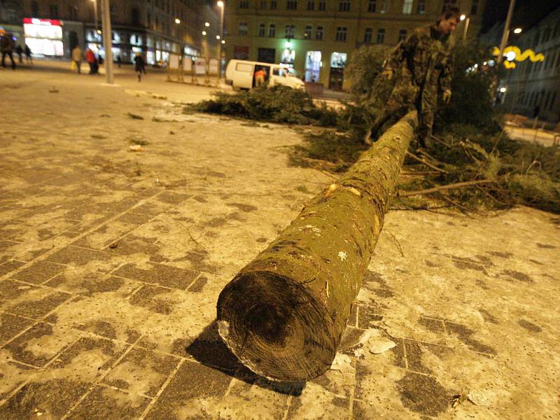 Vánoční strom zmizel z náměstí Svobody