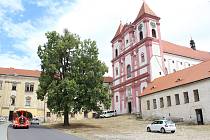 Budova staré školy v Louckém klášteře ve Znojmě je zatím nevzhlednou stavbou s rozbitými okny a šedou fasádou.