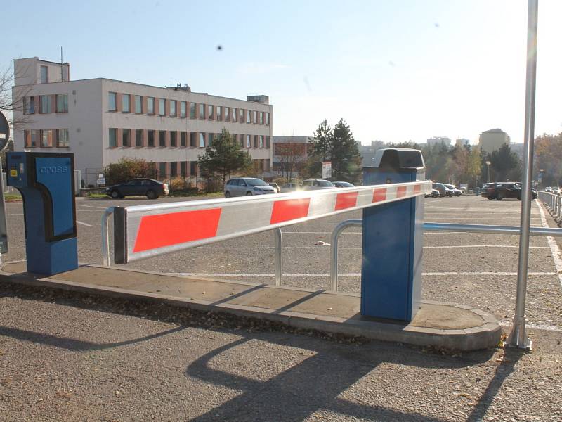 Obyvatele ulice MUDr. Janského ve Znojmě trápí nedostatek parkovacích míst. O další desítky přišli poté, kdy nemocnice zpoplatnila největší parkoviště u zdravotnického zařízení.