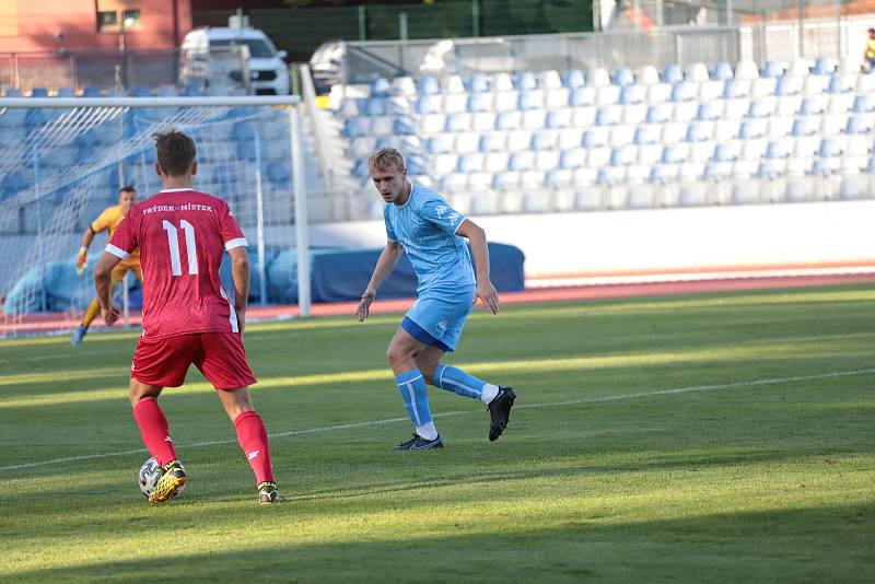 Třetiligoví fotbalisté Znojma (modří) prohráli ve vloženém středečním kole s týmem Frýdku-Místku 2:3.