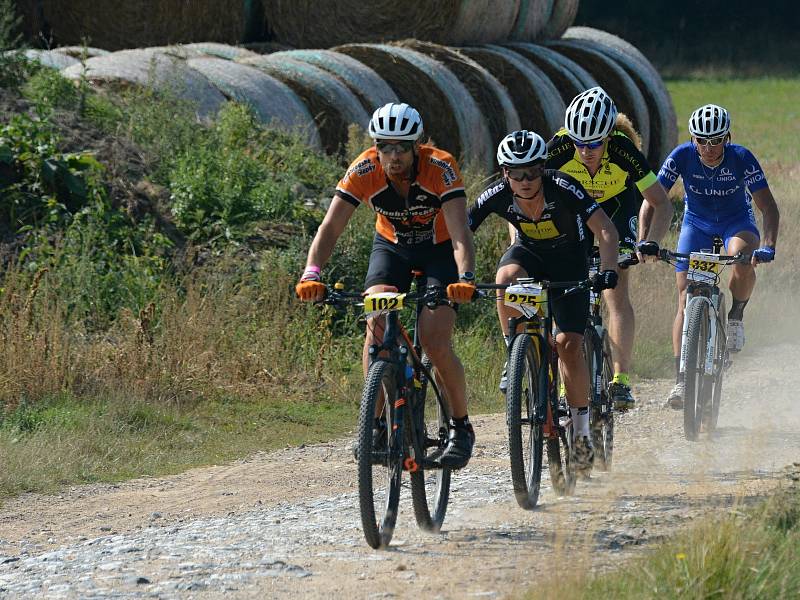 Už po třinácté vyrazily v sobotu desítky cyklistů na trasu Lahofer Cupu kolem Vranovské přehrady.