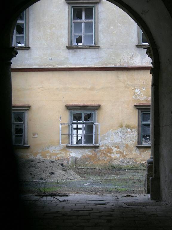 Chátrající zámek v Moravském Krumlově